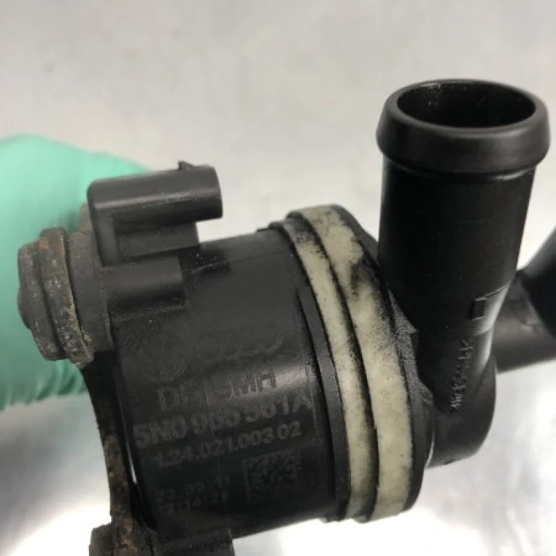 Pompa auxiliara recirculare apa / Volkswagen Golf MK6 2011 / Motor, racire si evacuare