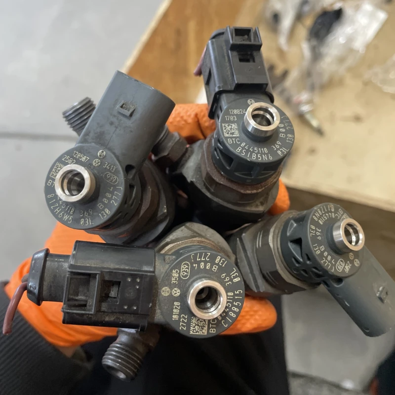 Injector / Volkswagen Golf MK6 2011 / Motor, racire si evacuare