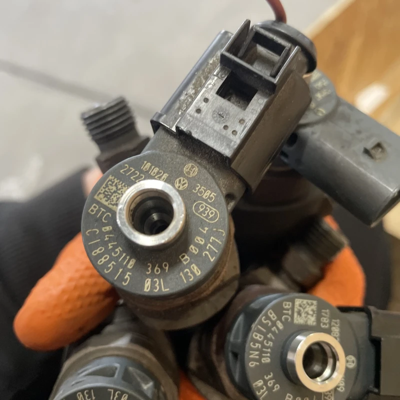 Injector / Volkswagen Golf MK6 2011 / Motor, racire si evacuare