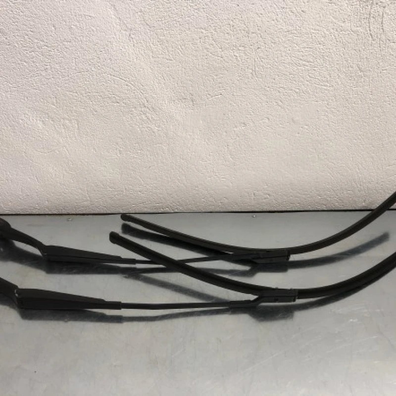 Brate stergatoare fata / Ford Focus MK3 2011 / Caroserie, oglinzi si faruri