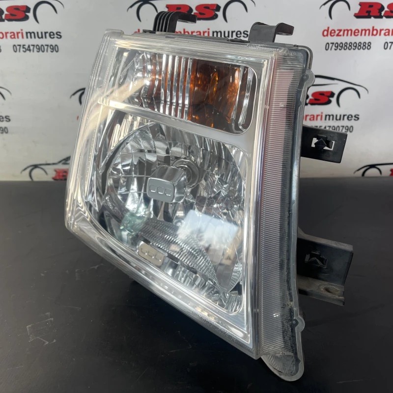 Far dreapta / Nissan Navara D40 2009 / Caroserie, oglinzi si faruri