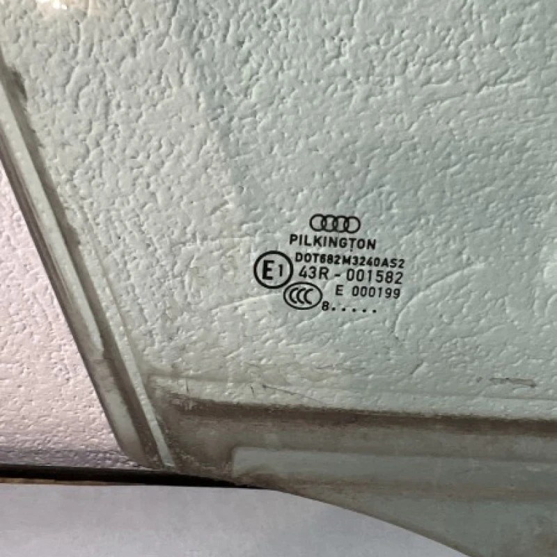 Geam dreapta fata / Audi A4 B8 2010 / Caroserie, oglinzi si faruri