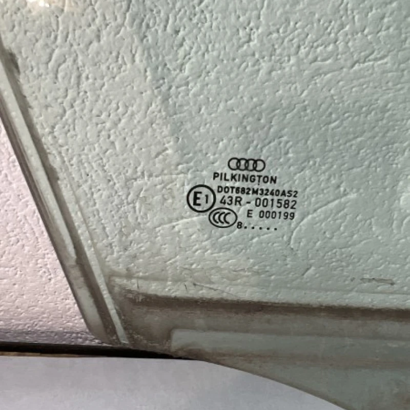 Geam dreapta fata / Audi A4 B8 2010 / Caroserie, oglinzi si faruri