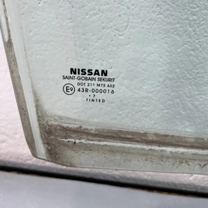 Geam dreapta fata / Nissan Navara D40 2009 / Caroserie, oglinzi si faruri