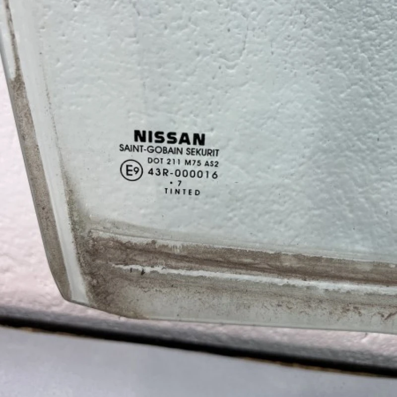 Geam dreapta fata / Nissan   2009 / Caroserie, oglinzi si faruri
