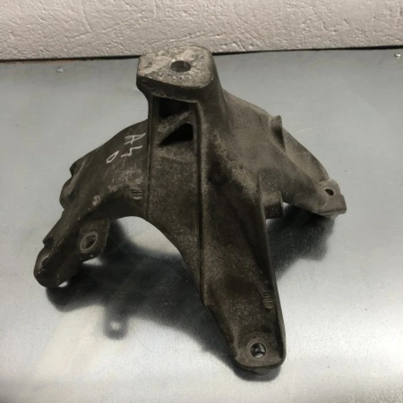 Suport tampon motor / Audi A4 B8 2010 / Motor, racire si evacuare