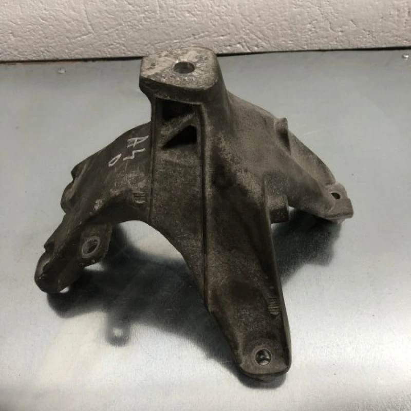 Suport tampon motor / Audi A4 B8 2010 / Motor, racire si evacuare