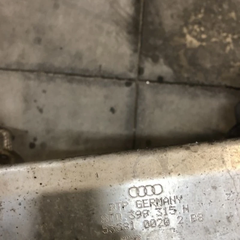 Jug motor punte fata / Audi A4 B8 2010 / Caroserie, oglinzi si faruri