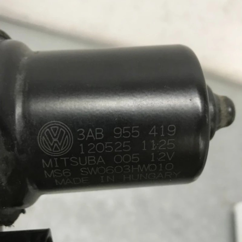 Motoras stergatoare parbriz / Volkswagen Passat B7 2013 / Caroserie, oglinzi si faruri