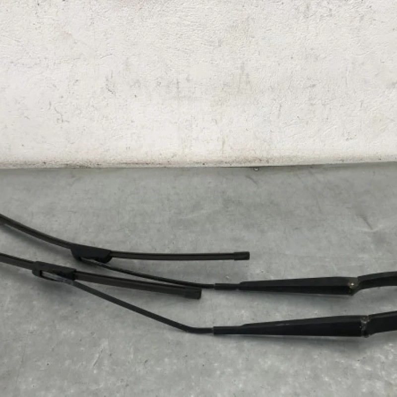 Brate stergatoare fata / Volkswagen T5 Transporter 2011 / Caroserie, oglinzi si faruri