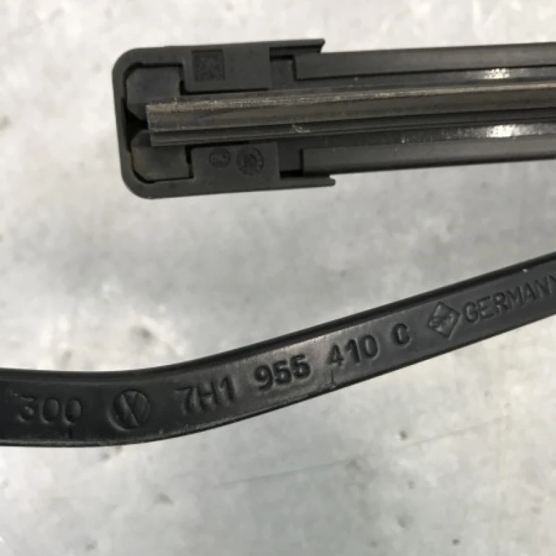 Brate stergatoare fata / Volkswagen T5 Transporter 2011 / Caroserie, oglinzi si faruri