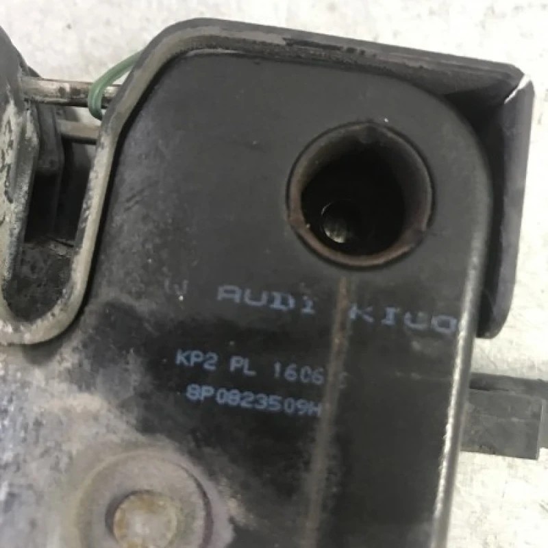 Iala broasca capota / Audi A3 8P 2010 / Caroserie, oglinzi si faruri