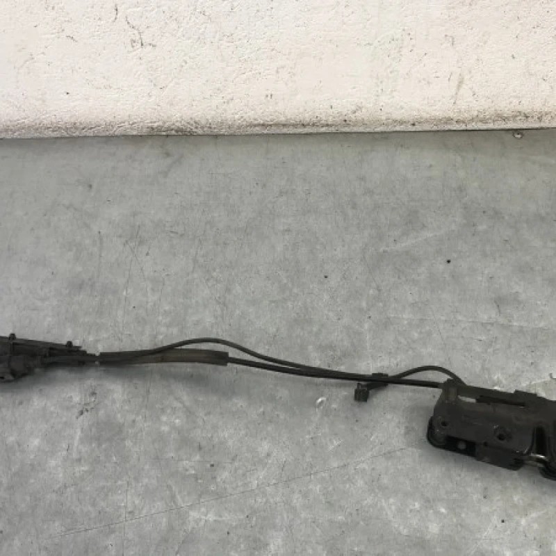 Iala broasca capota Audi A4 B8 2010