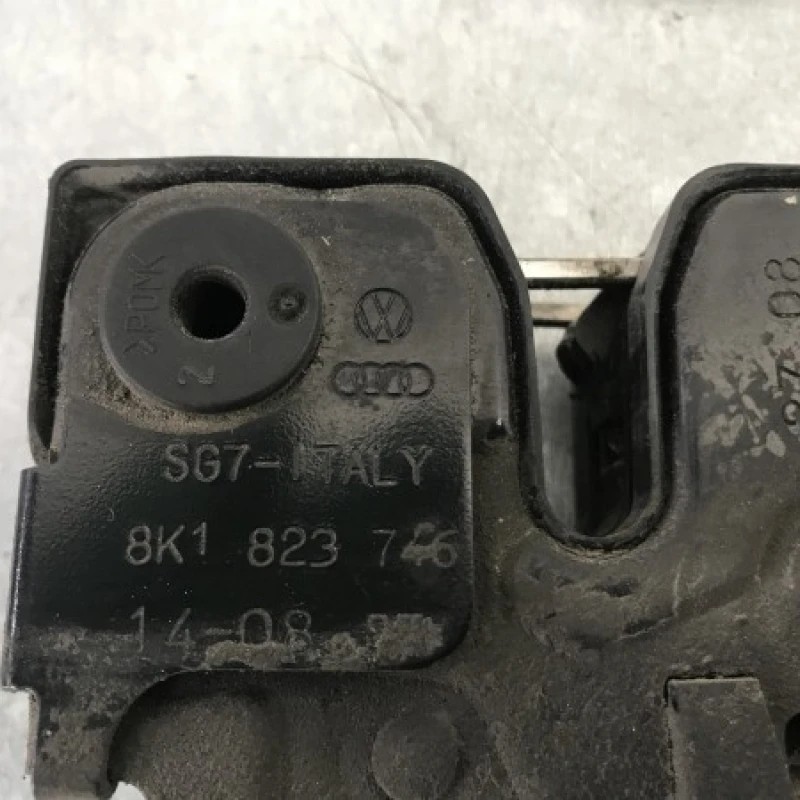 Iala broasca capota / Audi A4 B8 2010 / Caroserie, oglinzi si faruri