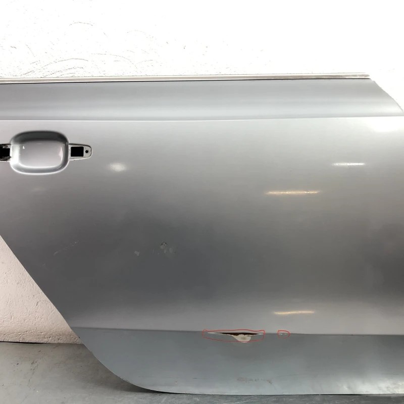 usa dreapta spate / Audi A5 8T 2010 / Accesorii roti si capace