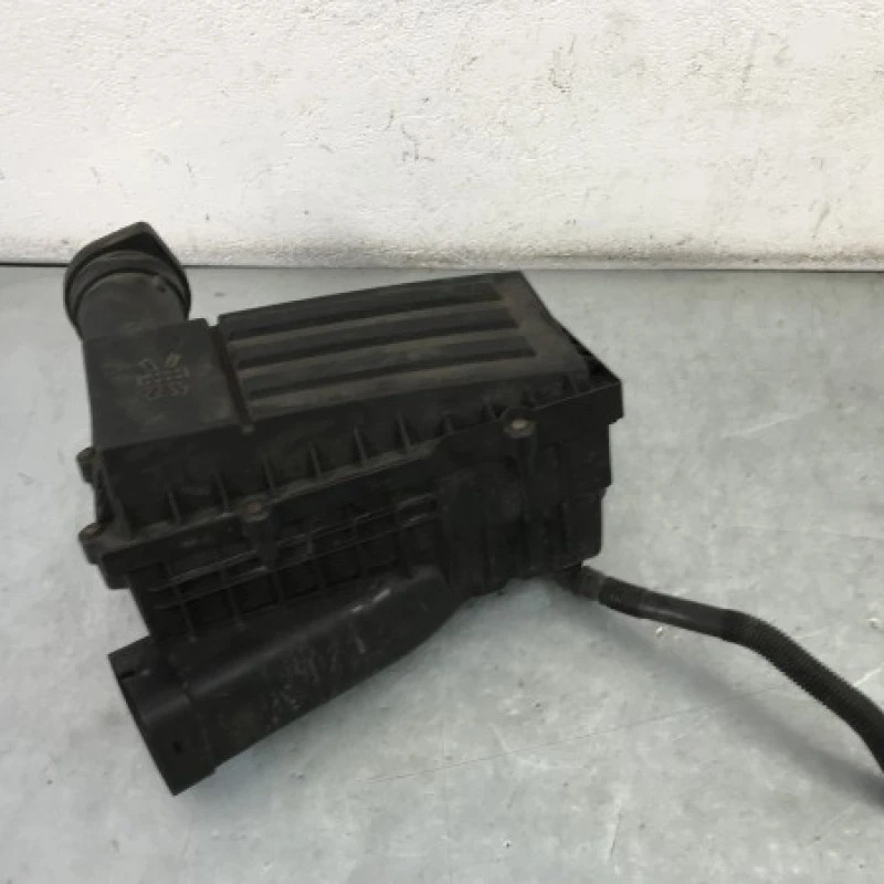 Carcasa filtru aer / Volkswagen Passat B6 2009 / Motor, racire si evacuare