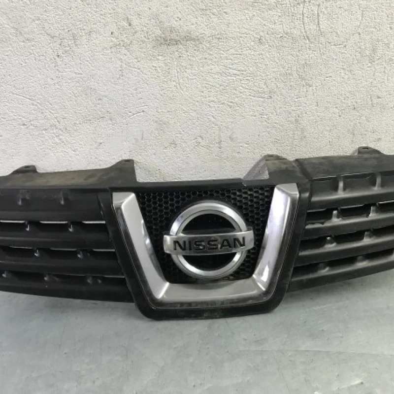 Grila radiator cu emblema Nissan 