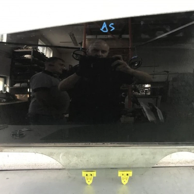 Geam dreapta spate Nissan 