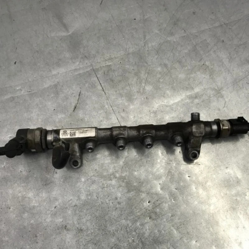 Rampa injectoare cu senzor / Volkswagen Golf MK6 2010 / Motor, racire si evacuare