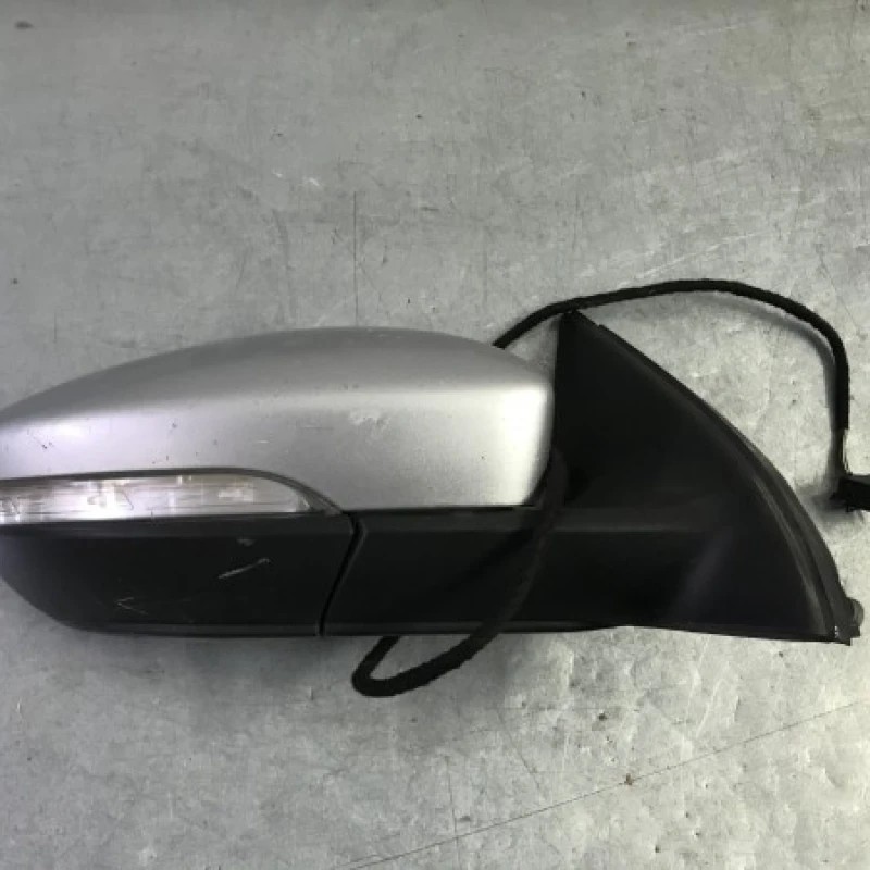 Oglinda dreapta / Volkswagen Passat B7 2011 / Caroserie, oglinzi si faruri