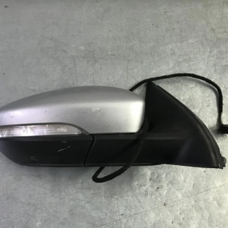 Oglinda dreapta / Volkswagen Passat B7 2011 / Caroserie, oglinzi si faruri