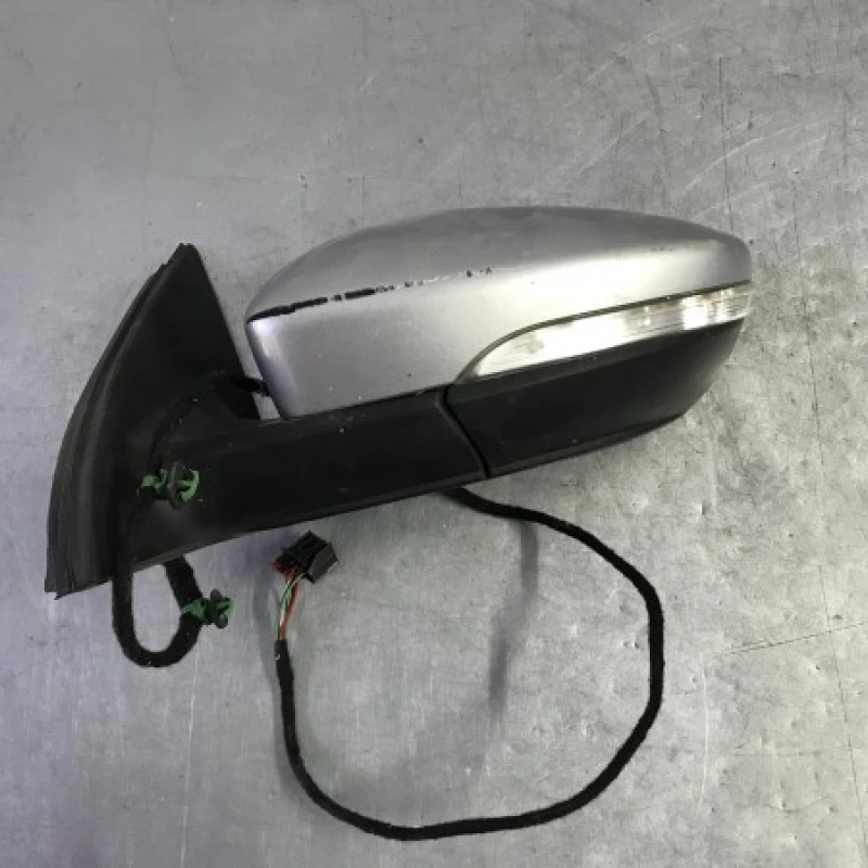 Oglinda stanga / Volkswagen Passat B7 2011 / Caroserie, oglinzi si faruri