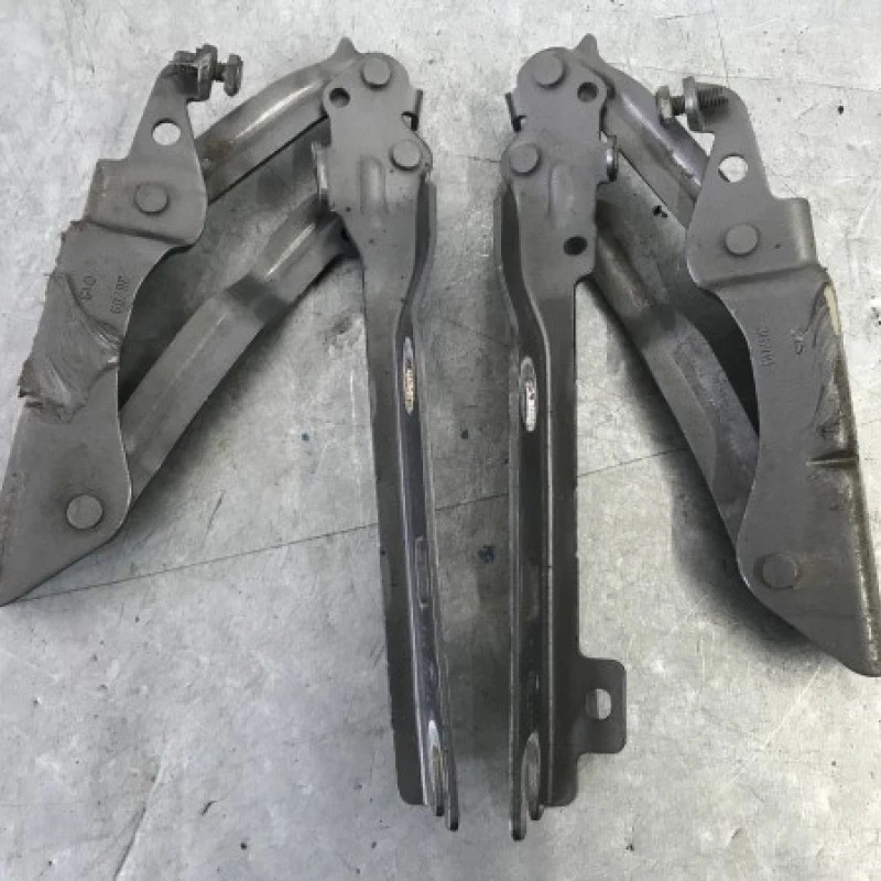 Balamale capota / Volkswagen Golf MK6 2010 / Caroserie, oglinzi si faruri