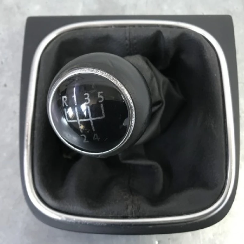 Nuca schimbator viteze / Volkswagen Golf MK6 2010 / Caroserie, oglinzi si faruri