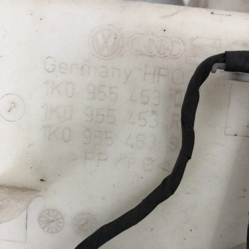 Vas lichid parbriz strop gel / Volkswagen Golf MK6 2010 / Caroserie, oglinzi si faruri