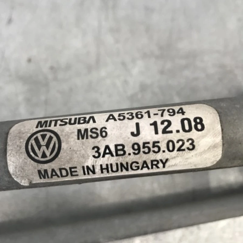 Ansamblu stergatoare cu motoras / Volkswagen Passat B7 2011 / Caroserie, oglinzi si faruri