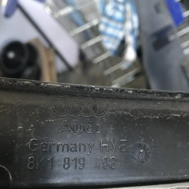 Grila stergatoare / Audi A4 B8 2012 / Caroserie, oglinzi si faruri