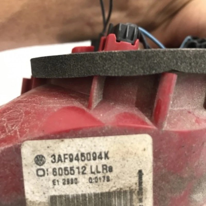 Stop dreapta haion / Volkswagen Passat B7 2012 / Caroserie, oglinzi si faruri