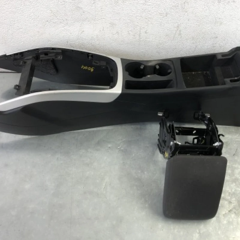 Cotiera centrala / Audi A4 B8 2012 / Interior