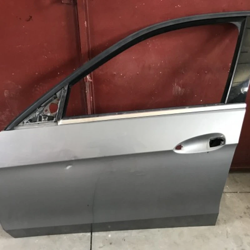 Usa stanga fata Mercedes-Benz 