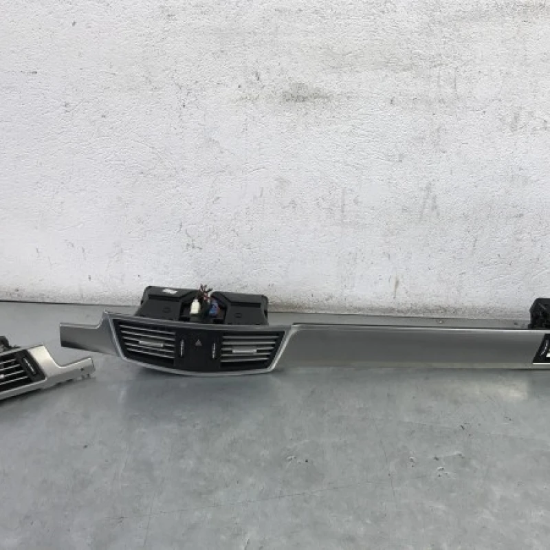 Grila aer bord Mercedes-Benz 