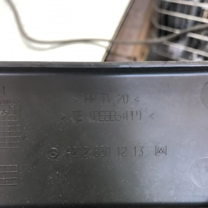 Grila stergatoare / Mercedes-Benz E Class W212 2012 / Caroserie, oglinzi si faruri