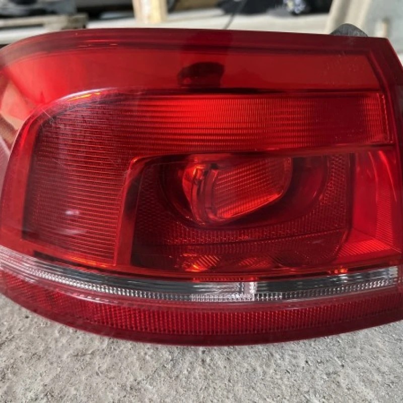 Stop stanga caroserie Volkswagen Passat B7 2012