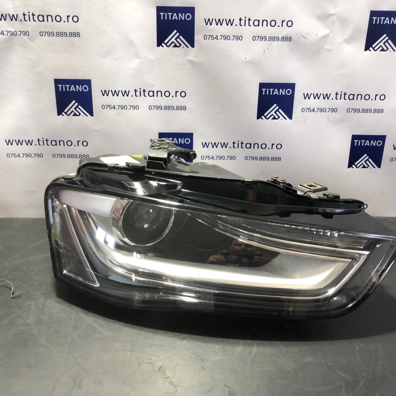 Far dreapta xenon Europa / Audi A4 B8 2013 / Caroserie, oglinzi si faruri