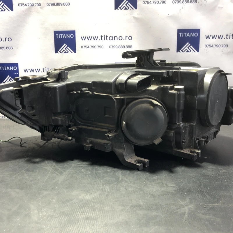 Far dreapta xenon Europa / Audi A4 B8 2013 / Caroserie, oglinzi si faruri