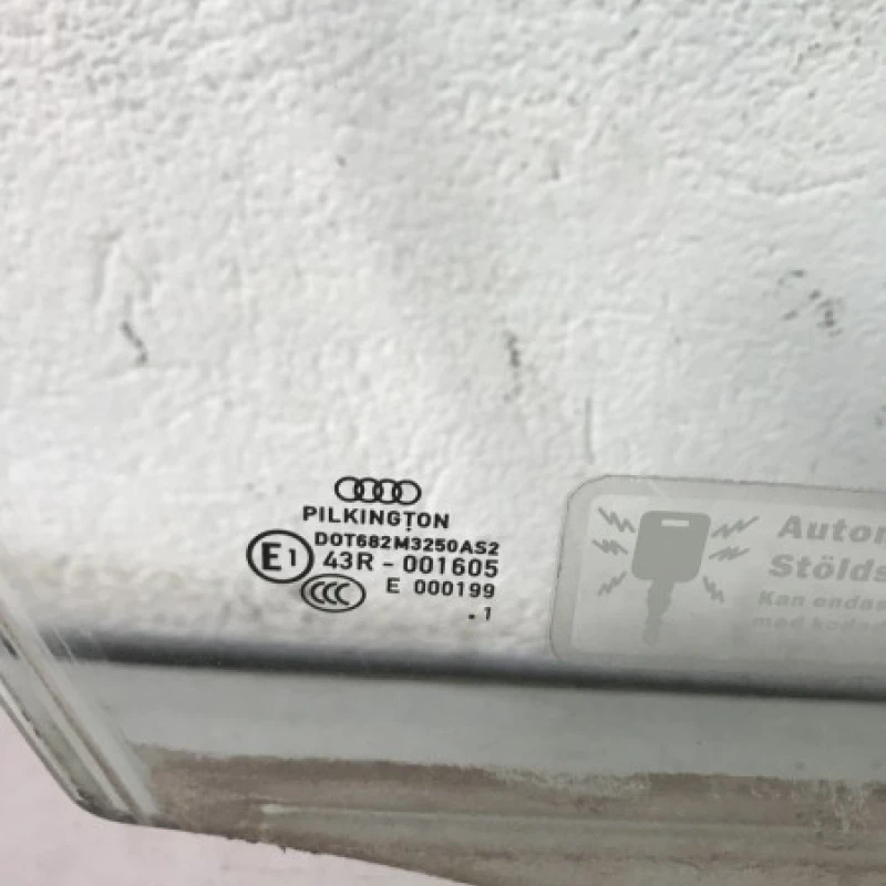 Geam dreapta fata / Audi A4 B8 2012 / Caroserie, oglinzi si faruri