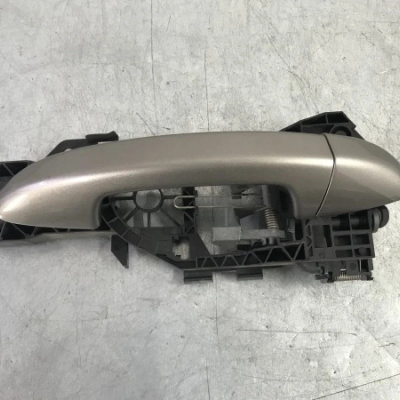 Maner usa dreapta fata / Volkswagen Passat B7 2012 / Caroserie, oglinzi si faruri