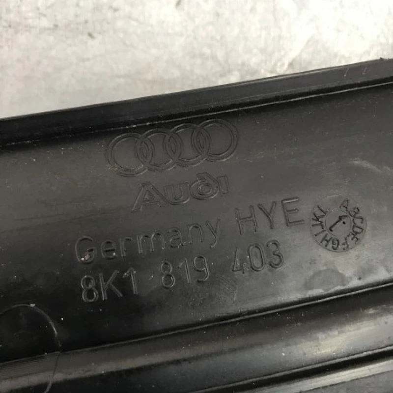 Grila stergatoare / Audi A4 B8 facelift 2013 / Caroserie, oglinzi si faruri