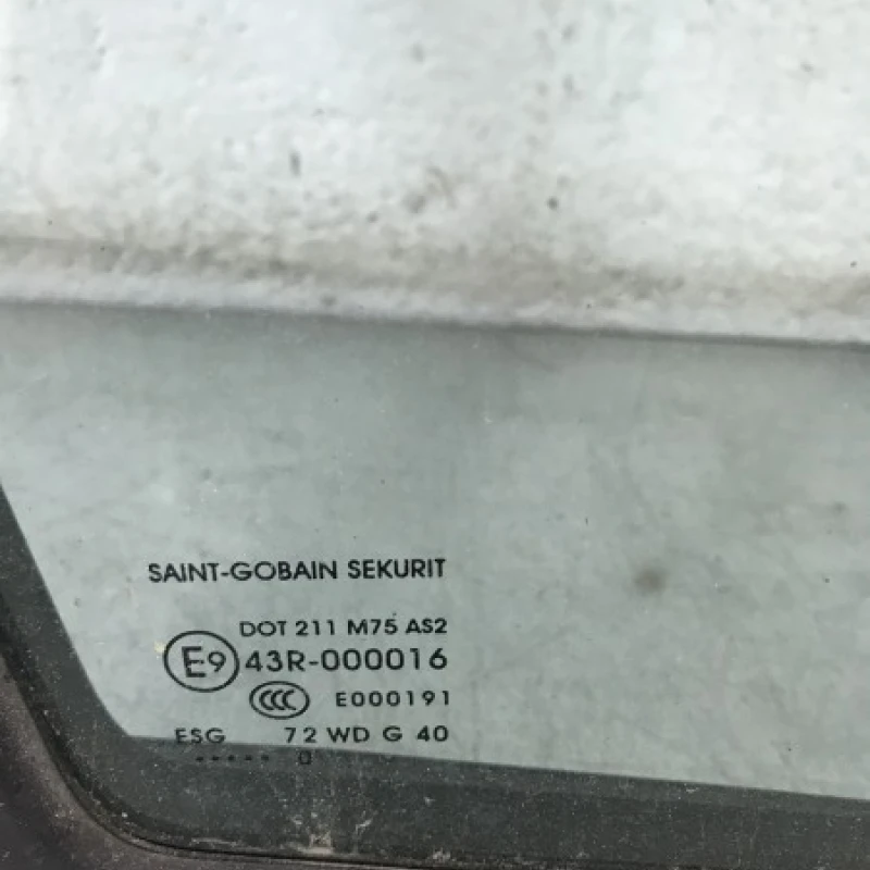 Geam dreapta fata / Volkswagen Crafter  2010 / Caroserie, oglinzi si faruri