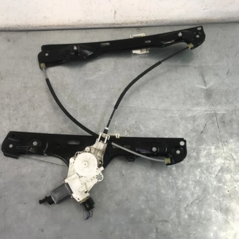Macara usa stanga fata BMW 