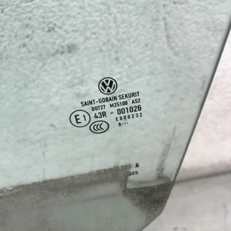 Geam stanga fata / Volkswagen Passat CC 2011 / Caroserie, oglinzi si faruri