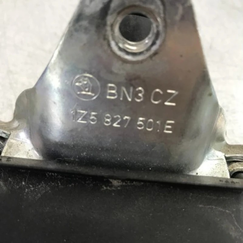 Iala broasca capota / Skoda Octavia 2 1Z 2013 / Caroserie, oglinzi si faruri
