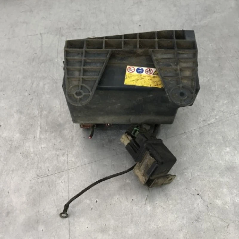 Cutie sigurante / Nissan Navara D22 2002 / Audio si electronice