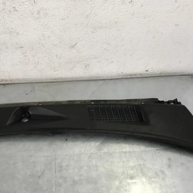 Grila stergatoare Nissan 