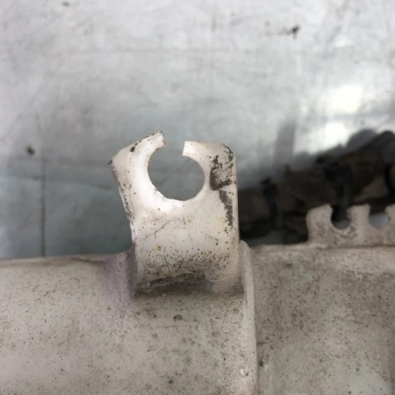 Vas lichid parbriz strop gel / Nissan Navara D22 2002 / Caroserie, oglinzi si faruri