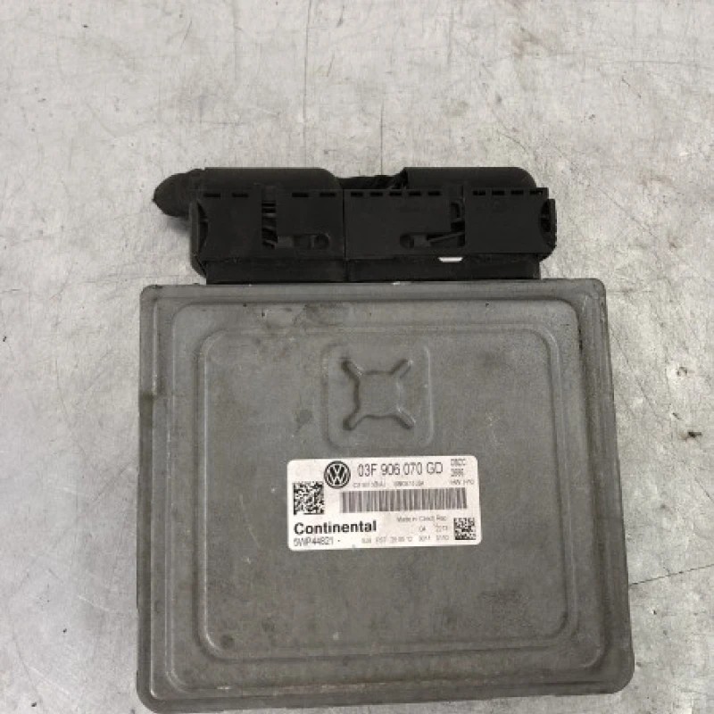 Calculator motor ecu / Volkswagen Polo 6R 2013 / Audio si electronice
